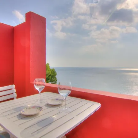 In The Red Building By Ricardo Bofill - Muralla Roja Кальпе