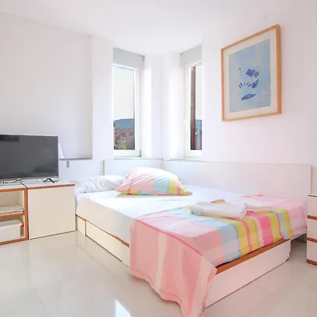 In The Red Building By Ricardo Bofill - Muralla Roja Apartmán