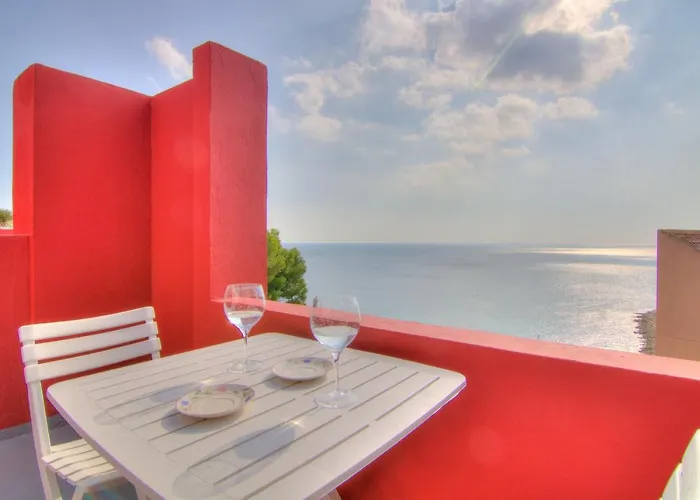 In The Red Building By Ricardo Bofill - Muralla Roja 卡尔佩