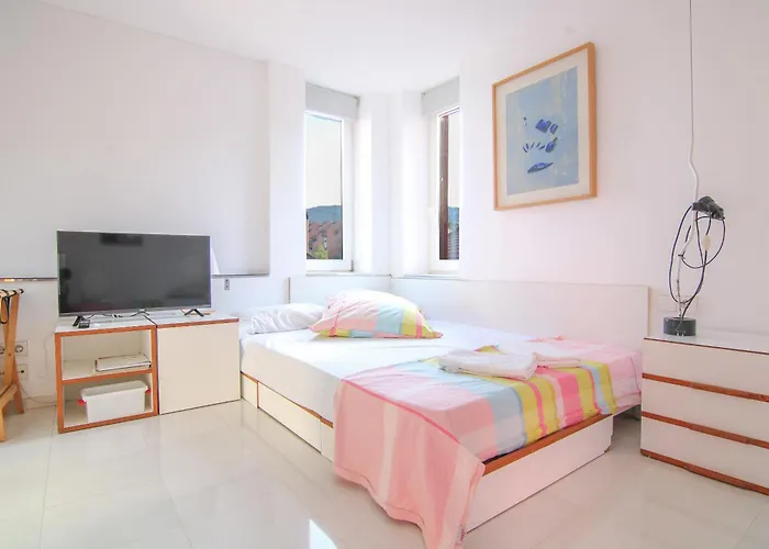 In The Red Building By Ricardo Bofill - Muralla Roja Appartamento